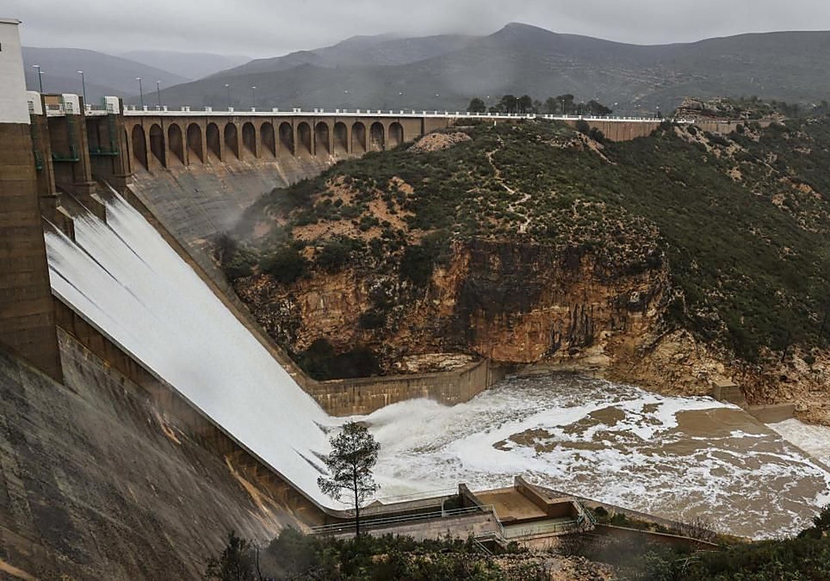 Embalse de Forata desembalsando agua en una imagen de archivo