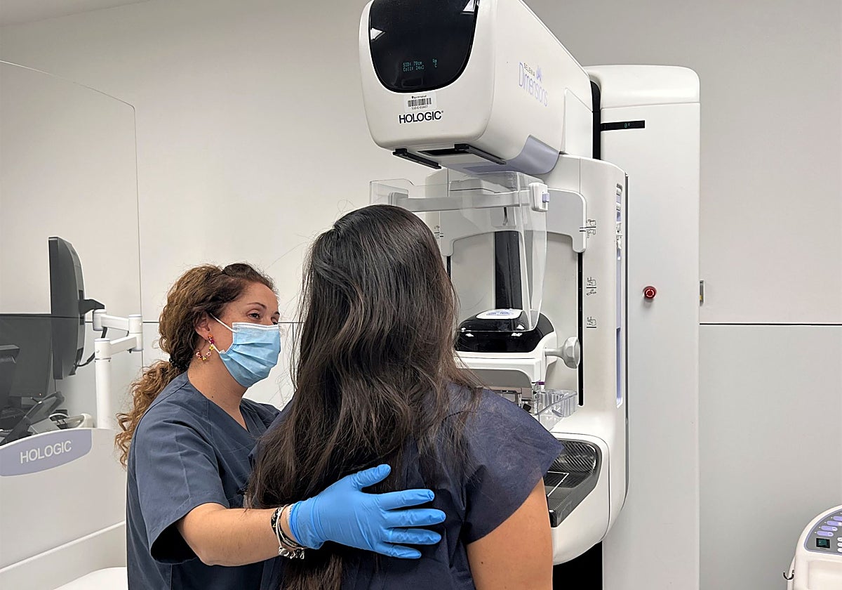 Una mujer, durante una mamografía