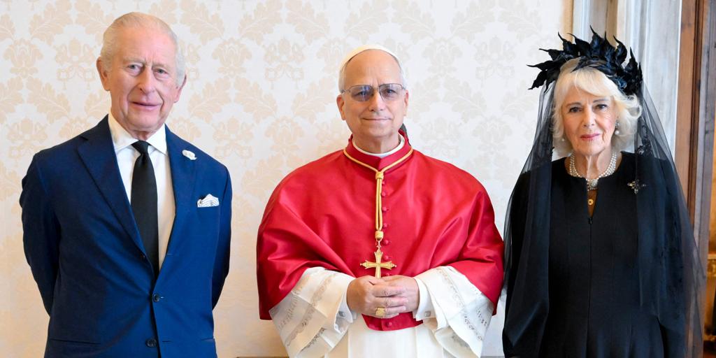 Carlos III se reúne con el Papa durante su histórica visita al Vaticano