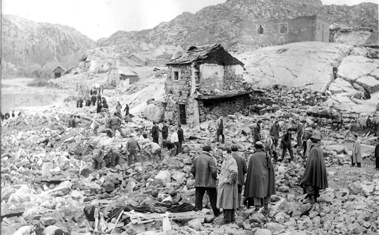 Imagen principal - Arriba, algunos de los vecinos afectados de Ribadelago el 11 de enero de 1959. Abajo, parte de la iglesia del pueblo, medio derrumbada. A la izquierda Victoria, prima de María Jesús Otero, con apenas cuatro años y sobre los restos de que era su casa.