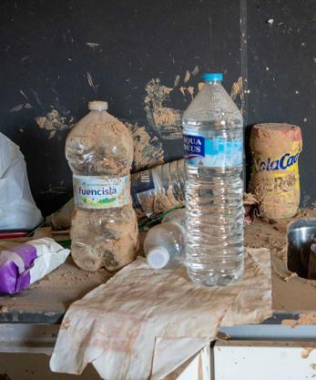 Imagen secundaria 2 - Raquel tenía claro que su hija se llamaría Giulia y, con barro, lo dejó plasmado en la pared de su casa, destrozada. Un año después, el fango ya seco aún cubre los enseres.