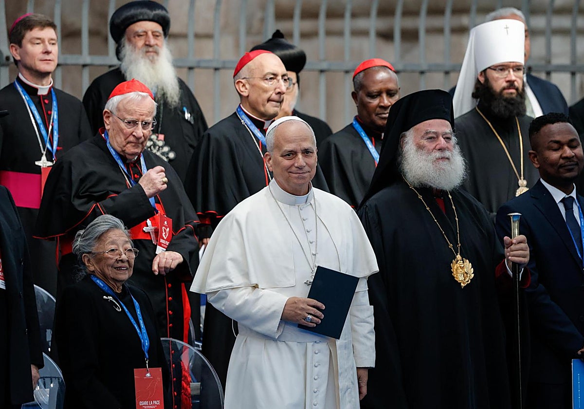 El Papa León XIV (C) y otros líderes religiosos asisten a la ceremonia de clausura del Encuentro Internacional de Diálogo y Oración por la Paz de la Comunidad de Sant'Egidio en el Coliseo, en Roma, Italia, el 28 de octubre de 2025.