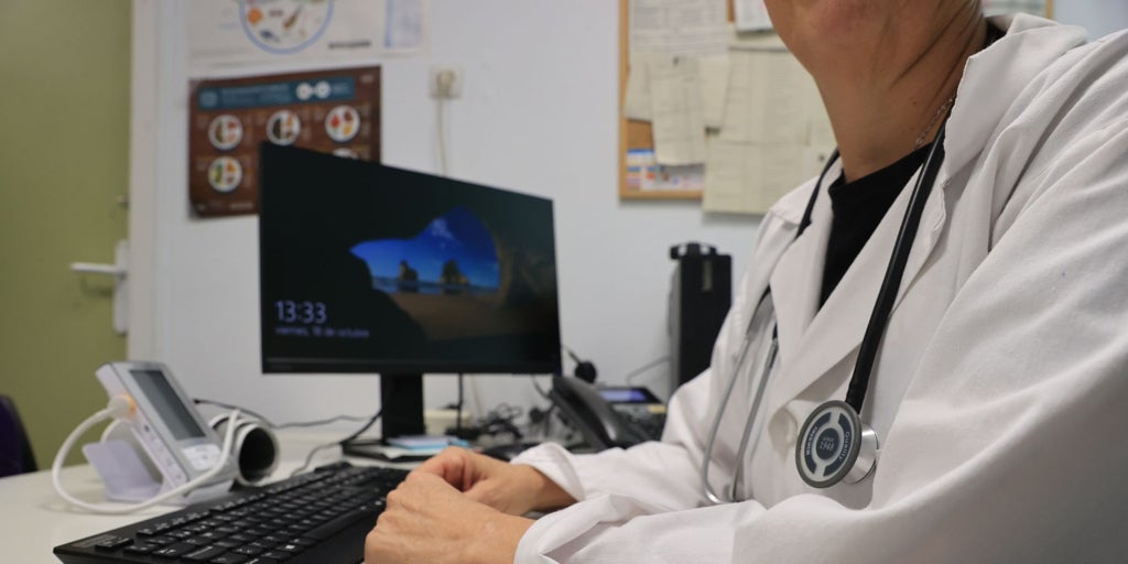 España tiene más médicos que nunca, pero mal distribuidos y no todos están en la sanidad pública