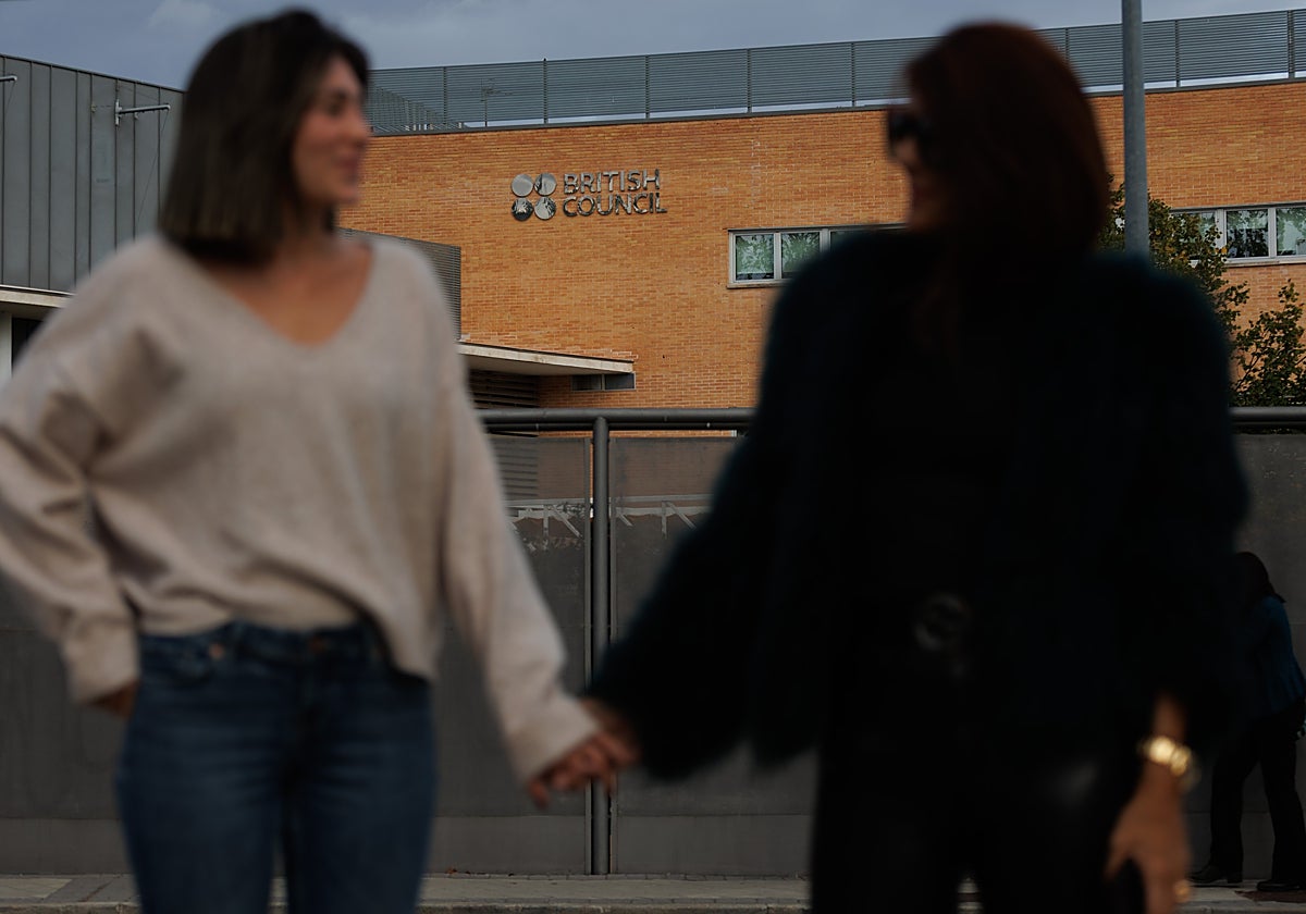 A la izquierda, Mónica M. A.-R. coge a su madre Diana de la mano. Detrás, la fachada del British Council en Pozuelo de Alarcón (Madrid)