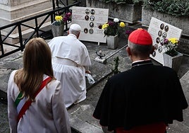 El Papa visita un cementerio para rezar por los difuntos y recuerda a sus seres queridos