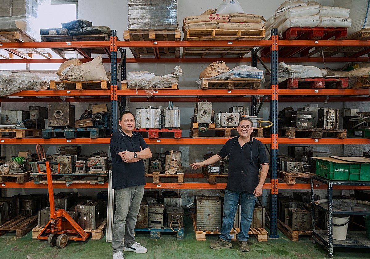 Javier y Juanjo, en Plásticos Albors, maquinaria afectada por DANA