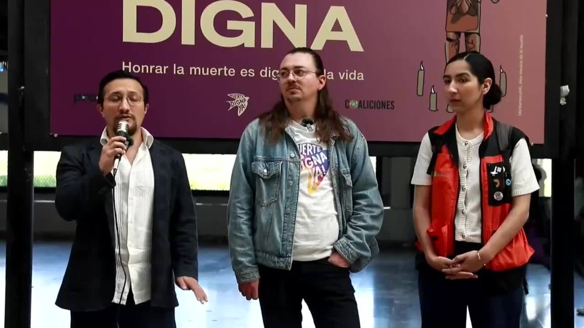La lucha por legalizar la eutanasia en México resuena en el metro de la capital