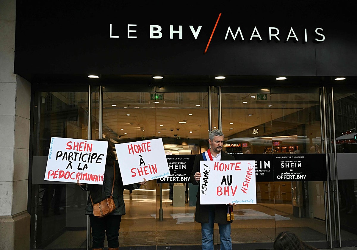 Varios protestantes en París en contra de la venta en Shein de muñecas sexuales infantilizadas
