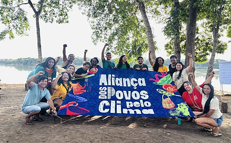 Imagen principal - En la primera imagen, los jóvenes de la Alianza de Pueblos por el Clima. En la segunda, el barco en el que viajan. En la tercera imagen, Angélica Mendes y el Cacique Raoni