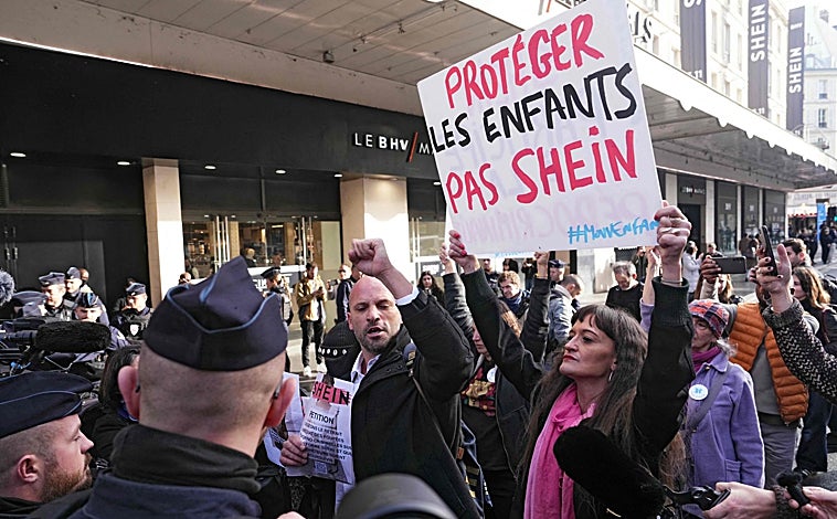 Imagen principal - Este miércoles Shein ha abierto la su primera tienda física del mundo. En concreto, en el centro de París, en plena polémica con Francia por la venta de las muñecas sexuales de niñas. Además de las largas colas, han acudido varios protestantes en contra del gigante asiático, teniendo que movilizarse la Policía para evitar altercados