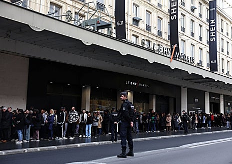Imagen secundaria 1 - Este miércoles Shein ha abierto la su primera tienda física del mundo. En concreto, en el centro de París, en plena polémica con Francia por la venta de las muñecas sexuales de niñas. Además de las largas colas, han acudido varios protestantes en contra del gigante asiático, teniendo que movilizarse la Policía para evitar altercados