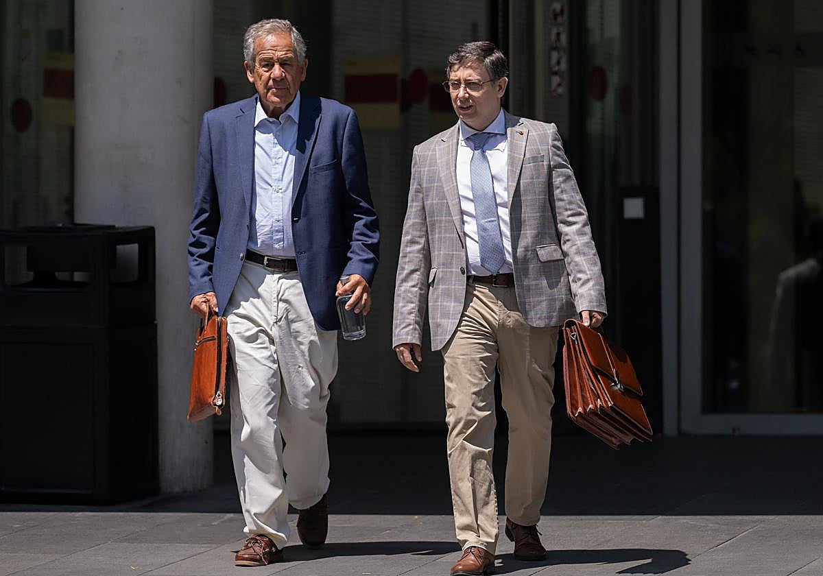 El abogado de Abogados Cristianos que ejerce la defensa del padre de la joven, junto al mismo