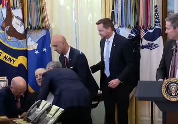 Un ejecutivo de Novo Nordisk se desploma delante de Trump en el anuncio de un plan para bajar el precio de Ozempic