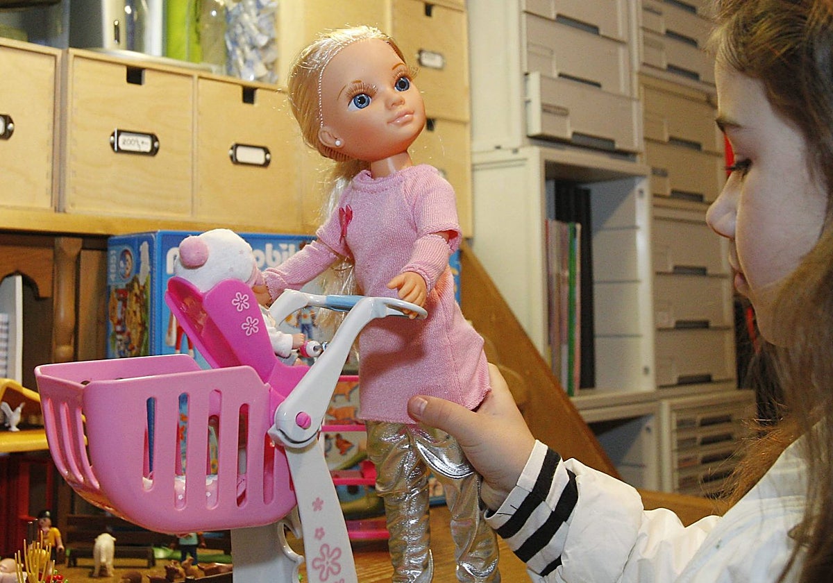 La atención que antes recibían las muñecas ahora es para los dispositivos y las redes sociales