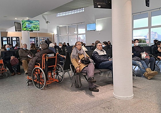 Juanetes y próstata, las operaciones por las que más se espera en la sanidad pública, con más de cuatro meses