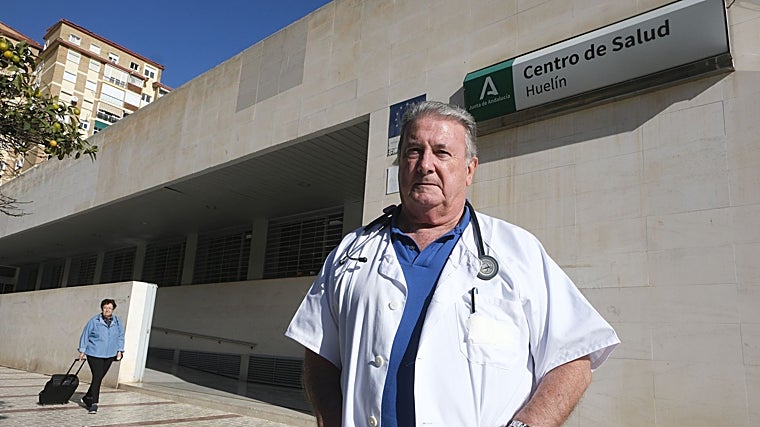Pedro Gerez, médico de familia, frente al centro de salud de Huelin, en Málaga