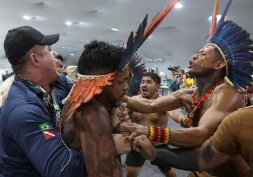 Manifestantes indígenas se enfrentan al personal de seguridad de la COP30