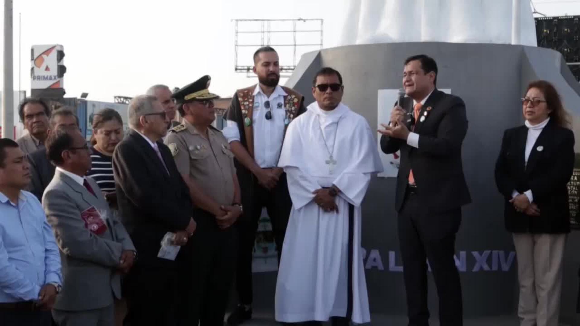 Gobernador encabeza entrega de estatua del papa León XIV en la ciudad peruana de Chiclayo