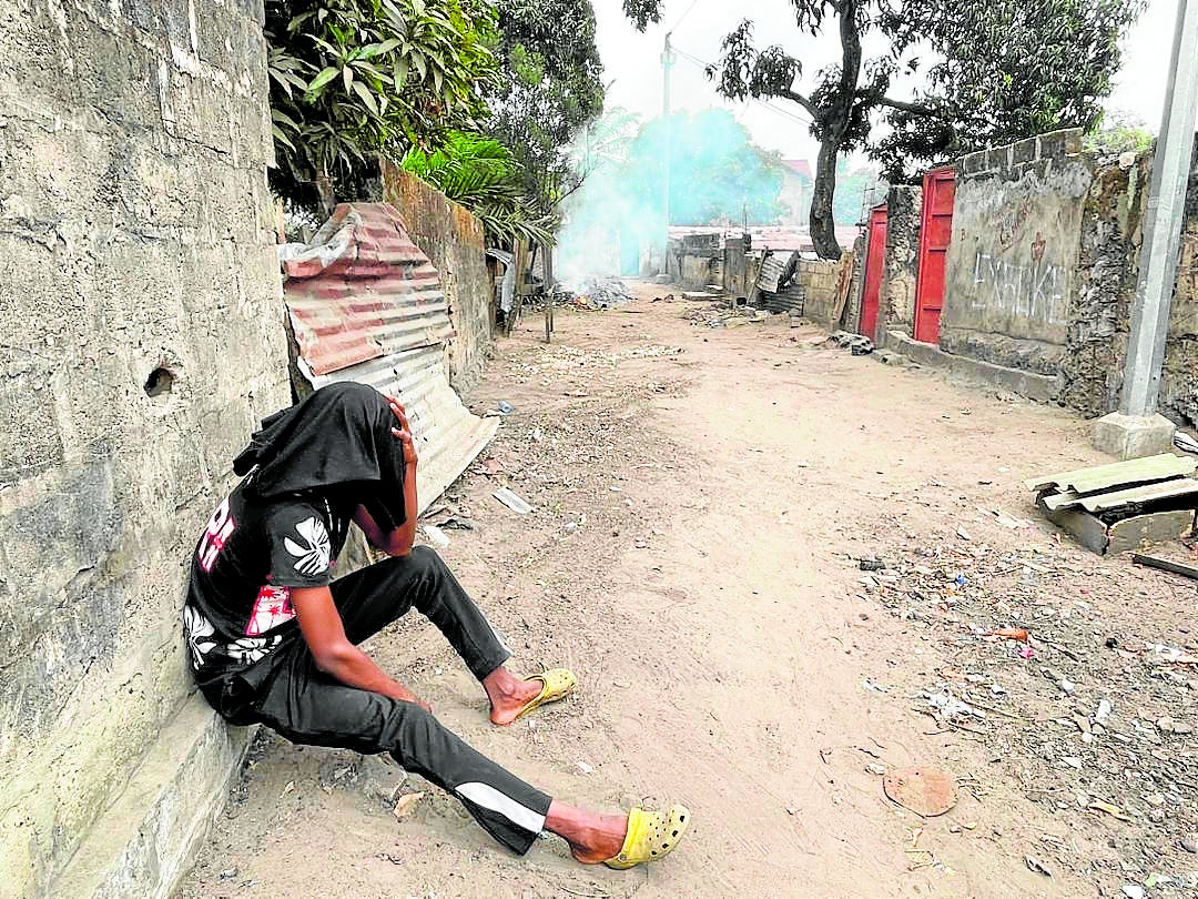 Imagem secundária 1. Vendedores e consumidores de Bombe em diversas áreas marginais de Kinshasa, onde a dependência cresce proporcionalmente à instabilidade.