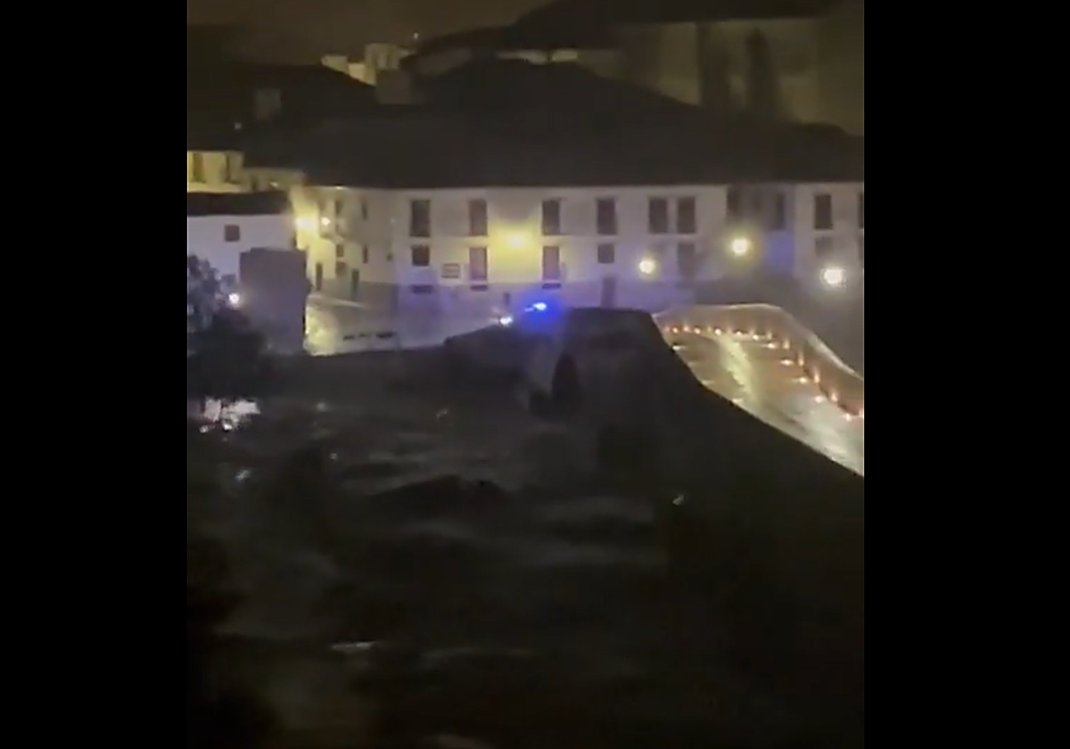 El río Tormes desbordándose a su paso por el Barco de Ávila.
