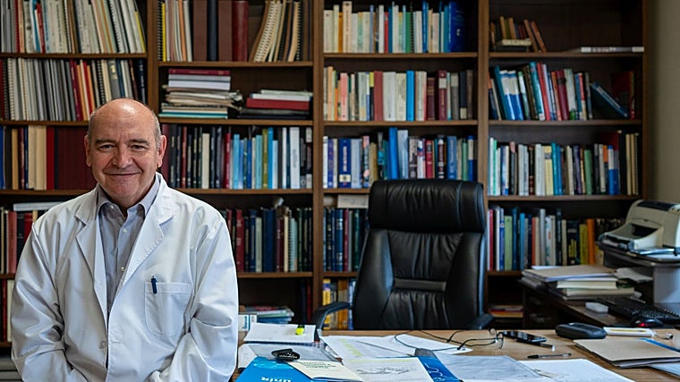 Pingarrón en su despacho en la Facultad de Químicas de la Complutense