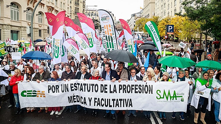 Cabecera de la manifestación de los médicos esta mañana en Madrid