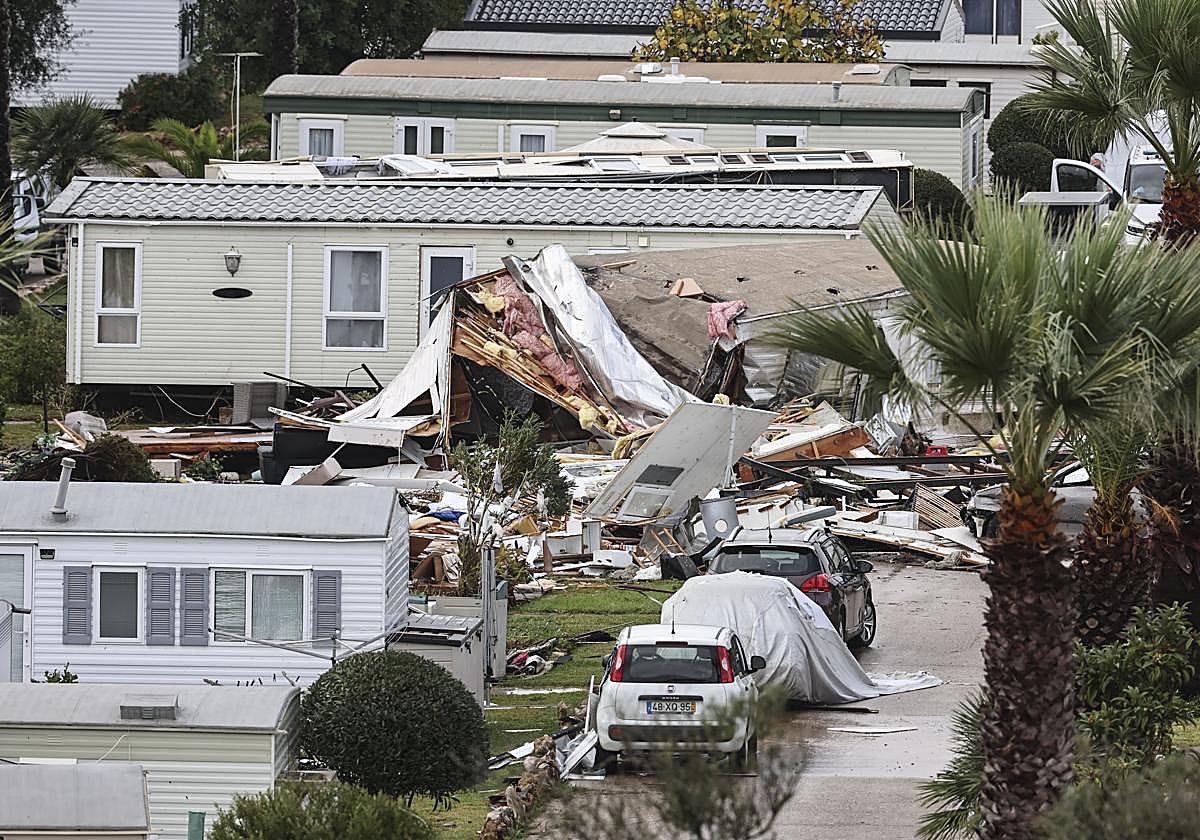 Vista del camping destruido en el Algarve.