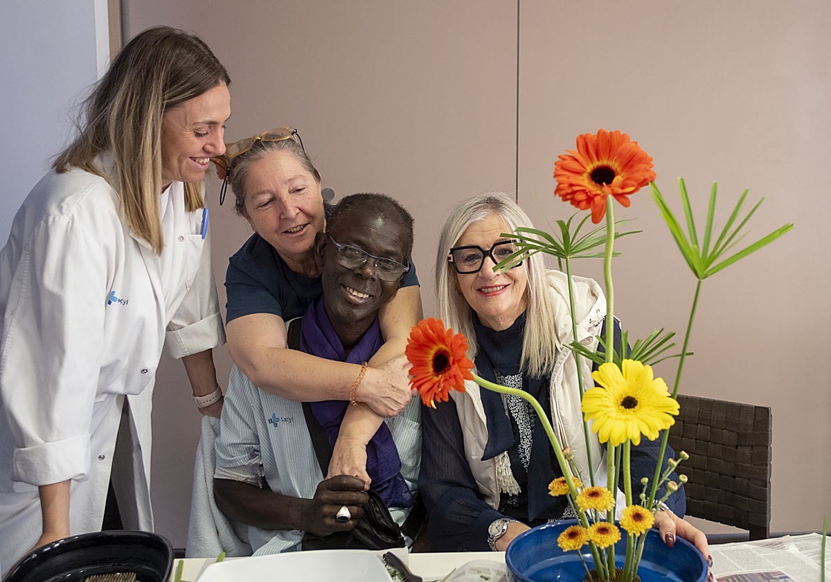 Las voluntarias Eva y Rosa junto a Fara y su mujer