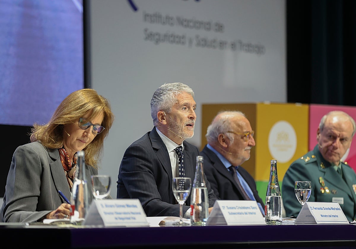 El ministro del Interior, Fernando Grande-Marlaska (2i), junto al director general de Tráfico, Pere Navarro (2d), preside el Consejo Superior de Tráfico, Seguridad Vial y Movilidad Sostenible
