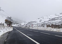 El primer zarpazo invernal ya causa problemas en 19 carreteras por la nieve