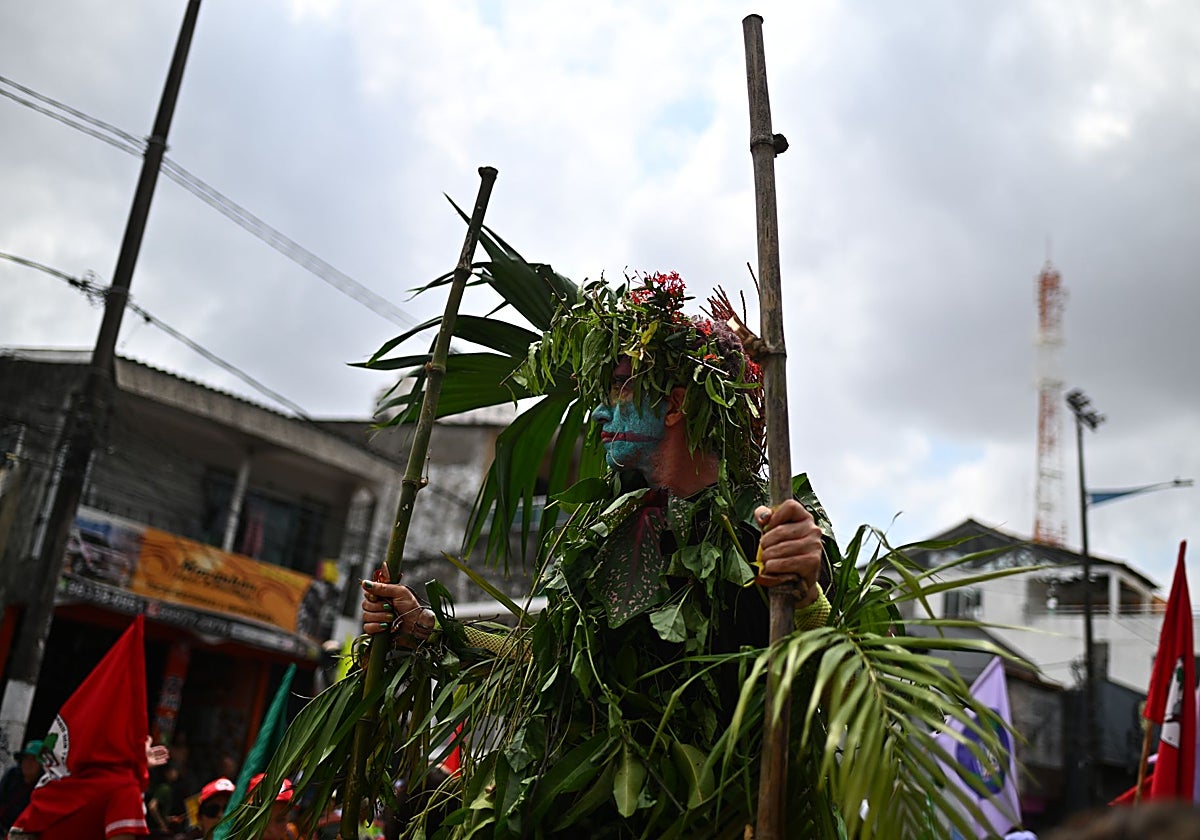 Un participante de la Marcha Global por el Clima, en protesta por la defensa de los bosques, durante la Cumbre del Clima
