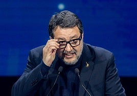 Italia se divide ante la pareja que cría a sus tres hijos en pleno bosque