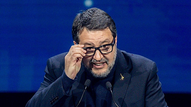 Italia se divide ante la pareja que cría a sus tres hijos en pleno bosque