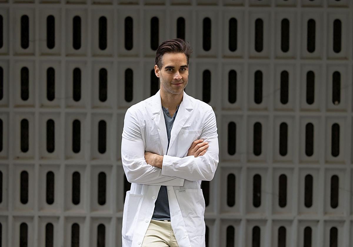 Ángel Gávila, especialista en Cirugía General y Digestiva y actor, en Barcelona