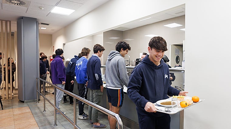 Los colegiales del Pío XII en el comedor
