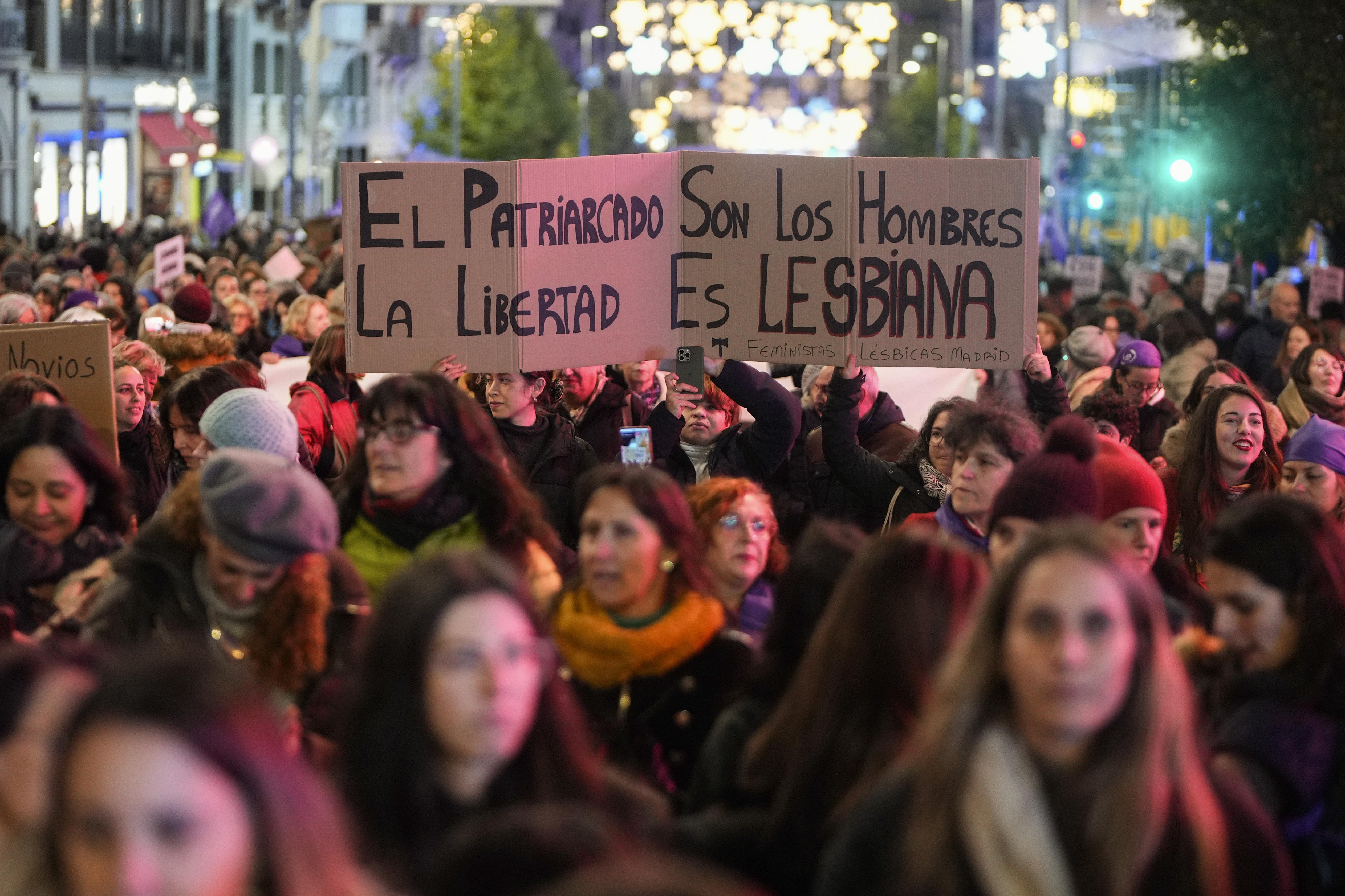 Cientos de personas participan en una manifestación convocada en Madrid por el Día Internacional de la Eliminación de la Violencia contra la Mujer