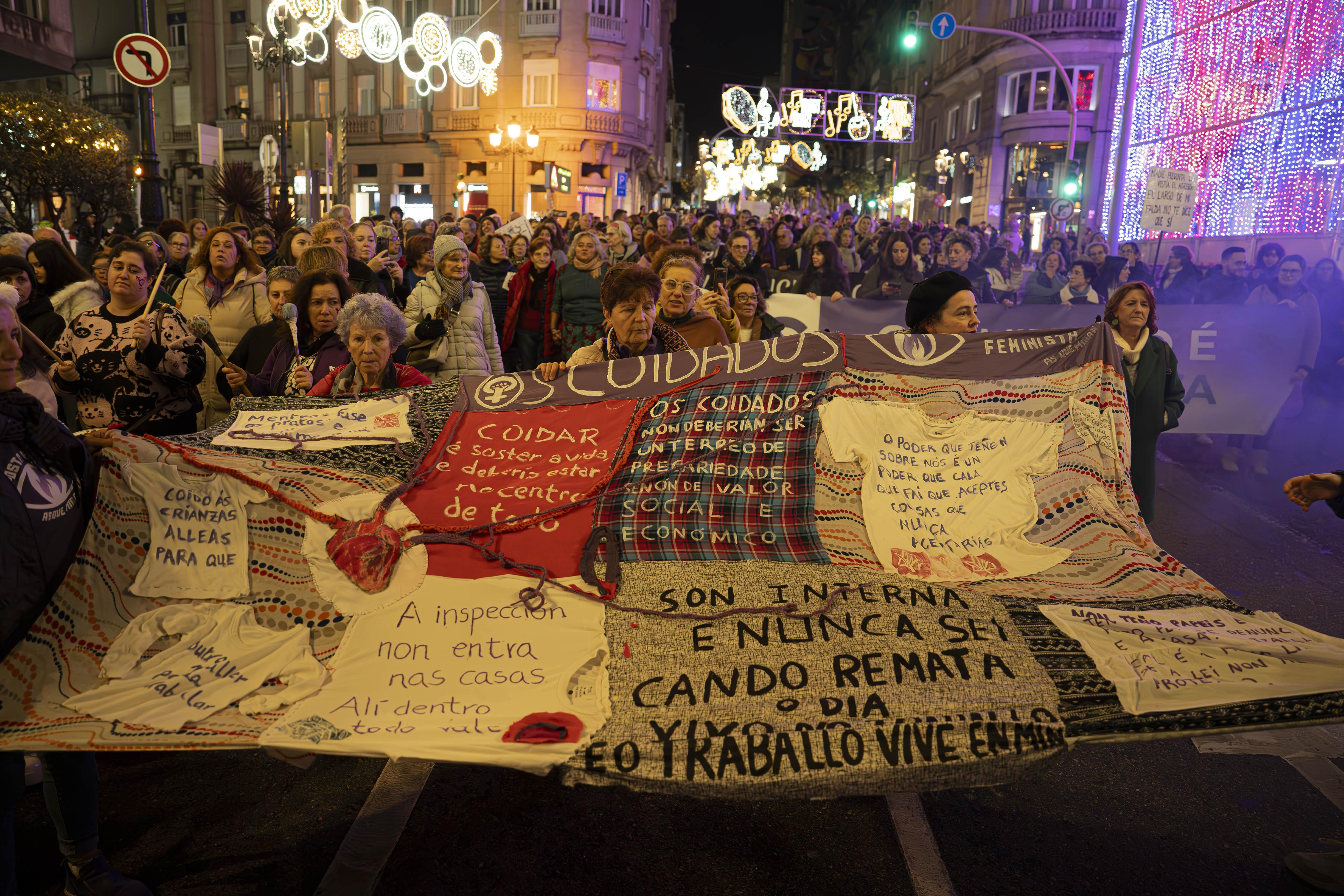 Decenas de manifestantes durante una concentración por el día de la Eliminación de la violencia contra las Mujeres, a 25 de noviembre de 2025, en Vigo.