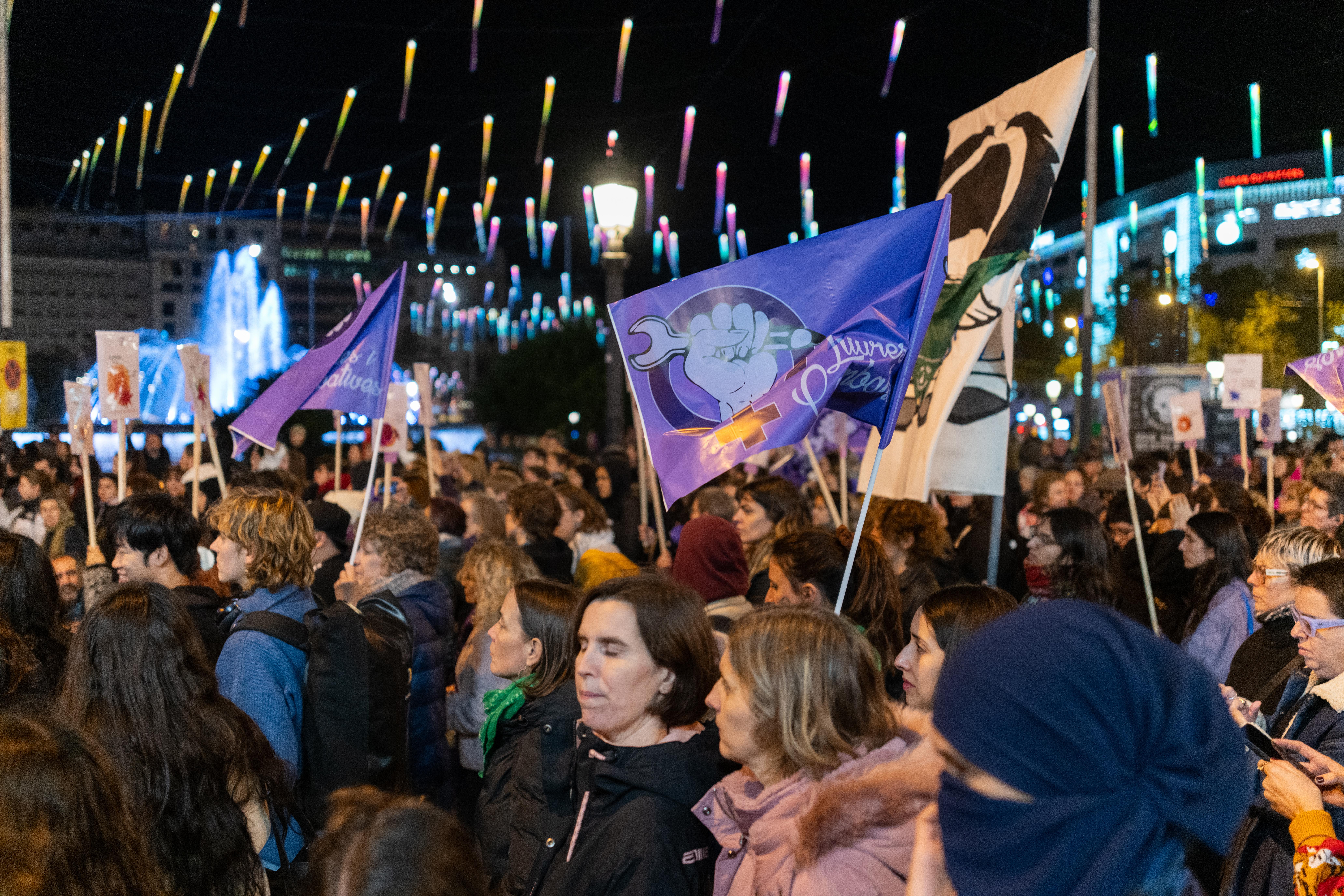 Cientos de manifestantes durante una concentración por el día de la Eliminación de la violencia contra las Mujeres, a 25 de noviembre de 2025, en Barcelona, Cataluña.