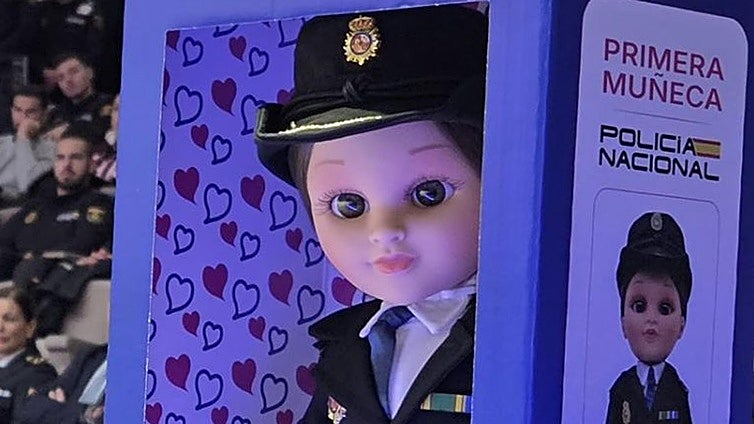 La Policía Nacional lanza su propia muñeca, Gala, con un fin solidario