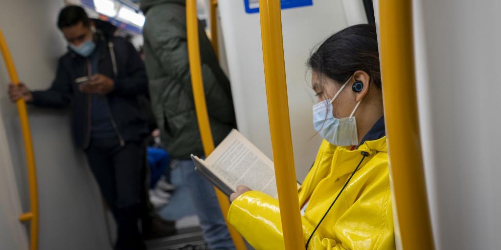 Sanidad plantea volver a las mascarillas en interiores en ciertos casos