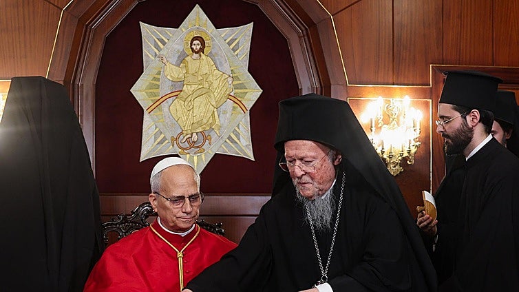 El Papa viaja al Líbano tras una visita histórica a Turquía donde declinó rezar en la mezquita de Estambul
