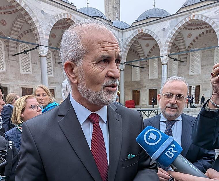 El muecín de la Mezquita Azul explica a los medios la decisión del Papa