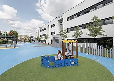 Imagem secundária 1. Acima da escola do parque, Peñalar à esquerda e Peñalvanto à direita. Todos eles são organizados pelo grupo Educare, adquirido pela Swiss Life. 