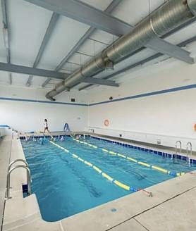 Imagem secundária 2. Acima da escola do parque, Peñalar à esquerda e Peñalvanto à direita. Todos eles são organizados pelo grupo Educare, adquirido pela Swiss Life. 