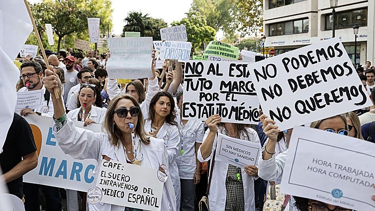 Los sindicatos también se revuelven contra Mónica García y convocan una huelga indefinida para todo el personal sanitario