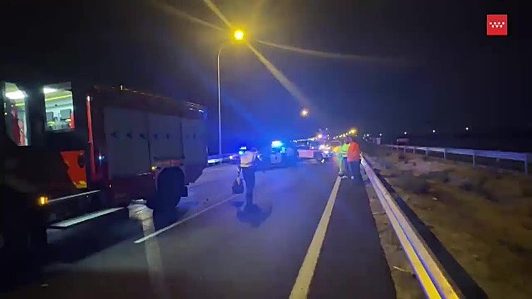 Un hombre muere al chocar el coche que conducía contra un camión en la M-50