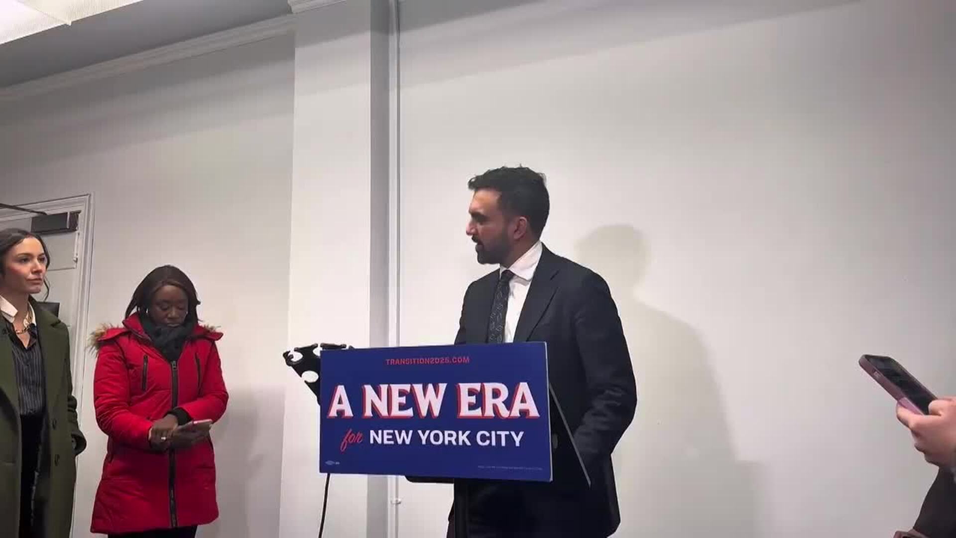 El alcalde Mamdani participa del encendido del árbol de la Plaza Lou Gehrig