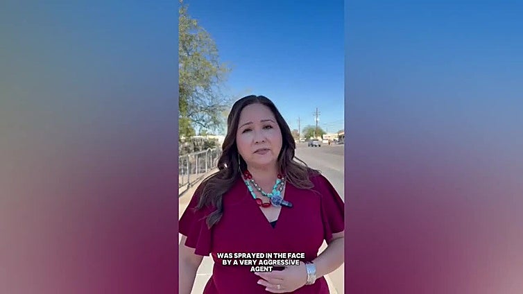 Congresista de EE.UU. Adelita Grijalva denuncia que le rociaron gas en operativo en negocio latino