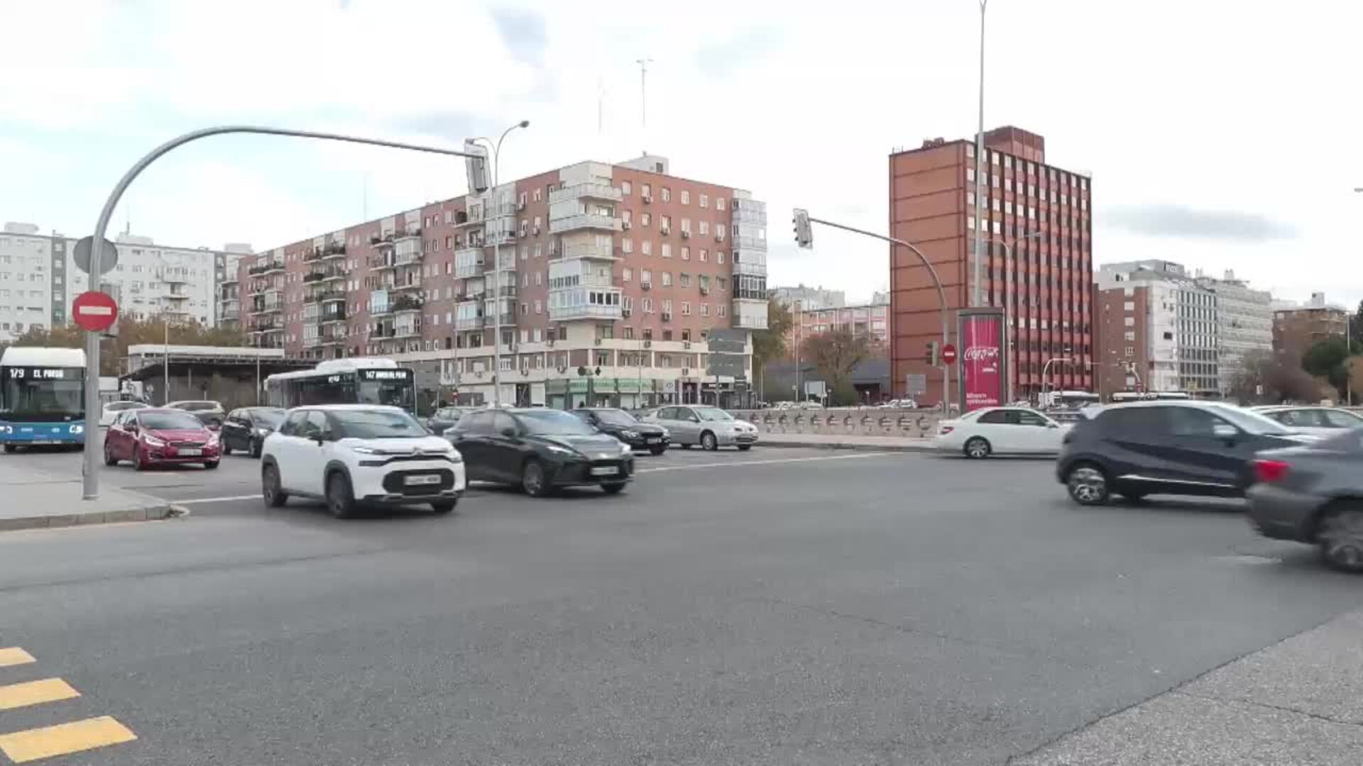 Madrid arranca el puente con el cielo encapotado