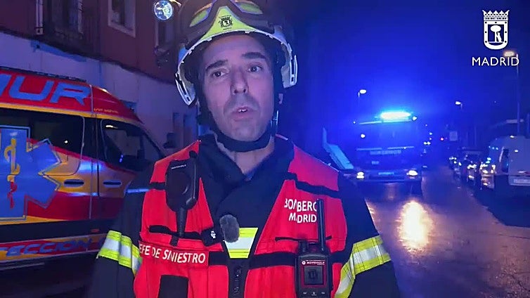 Rescatan a los 19 ocupantes de un edificio en Madrid por incendio en cuarto de contadores